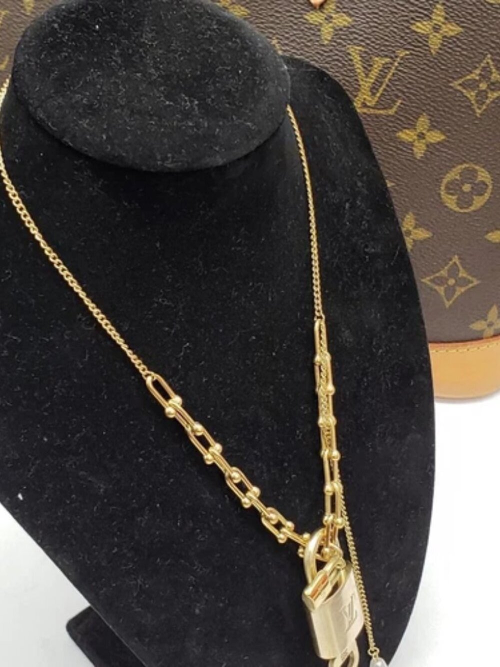 Gold-Plated Necklace with Authentic Louis Vuitton Padlock - Picture 10 of 10